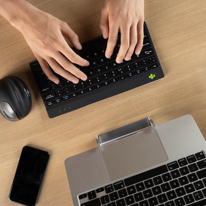R-Go Tools RGOCOITWLBL Keyboard – Ergonomic Wireless Compact Keyboard
